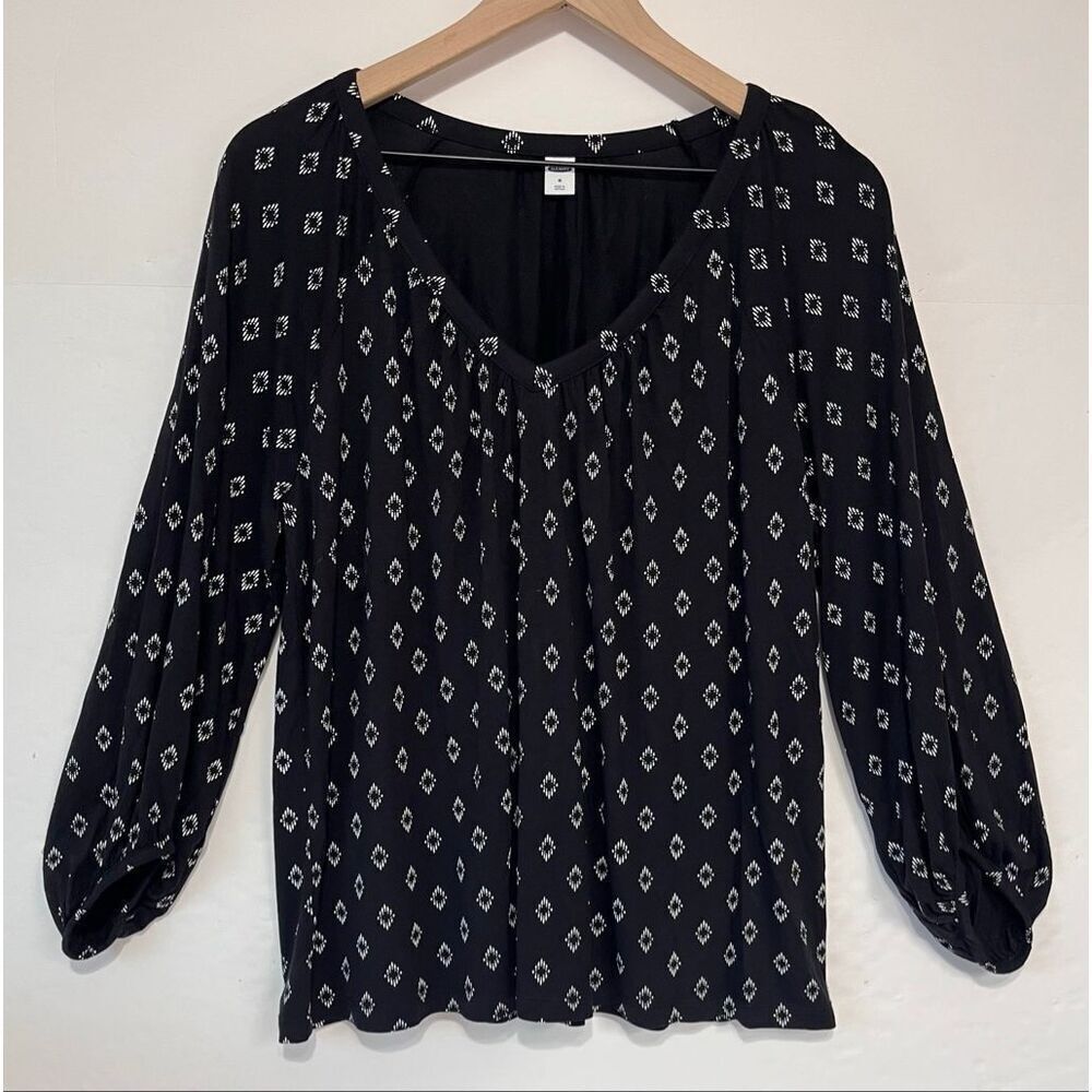 Old Navy Black With White Geometric Pattern V Neck Blouse   Size M